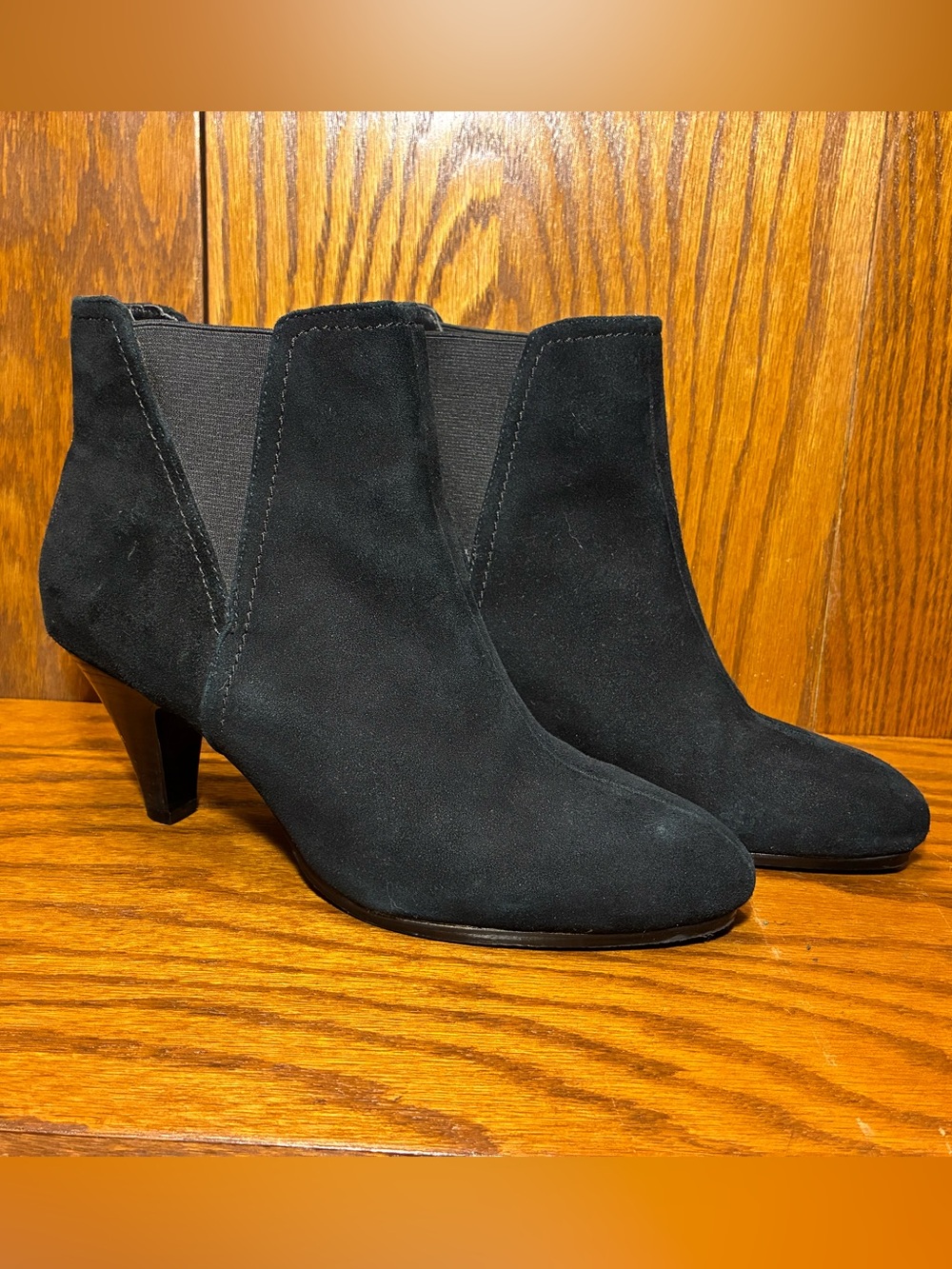Via Neroli Black Suede Chelsea Ankle Boots Women’s 7.5